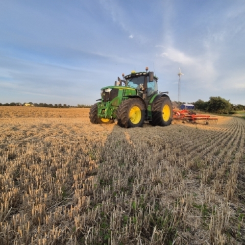 Traktor i gang med markbearbejdning i planteavlen