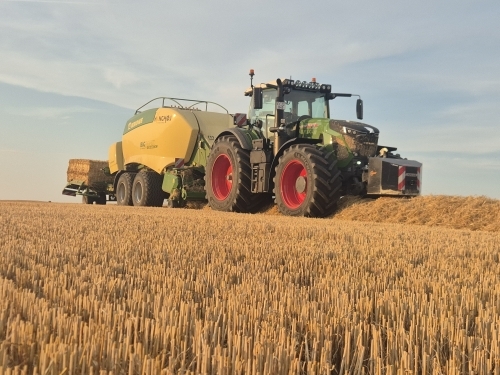 Presning af halm i mark med traktor og halmpresse