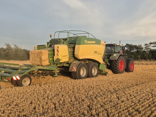 Traktor og halmpresse ved produktion af halmballer i marken