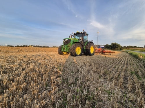 Traktor i gang med markbearbejdning i planteavlen